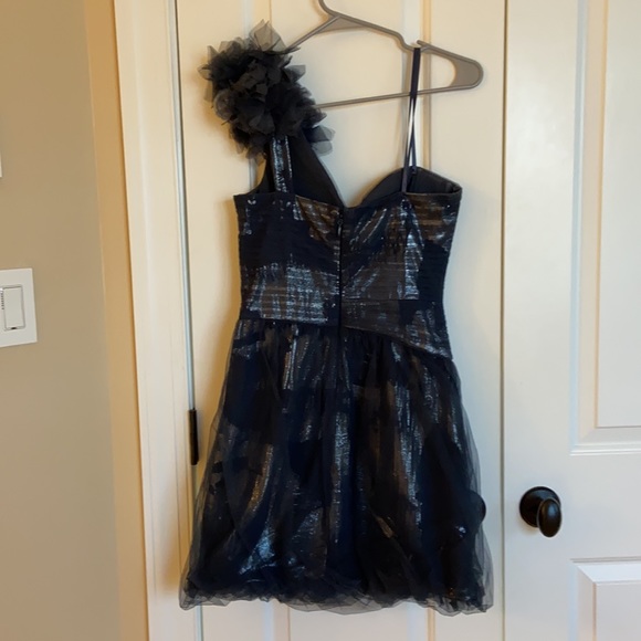 Stunning EUC size 4 BCBGMaxazria one shoulder dress - Picture 6 of 9